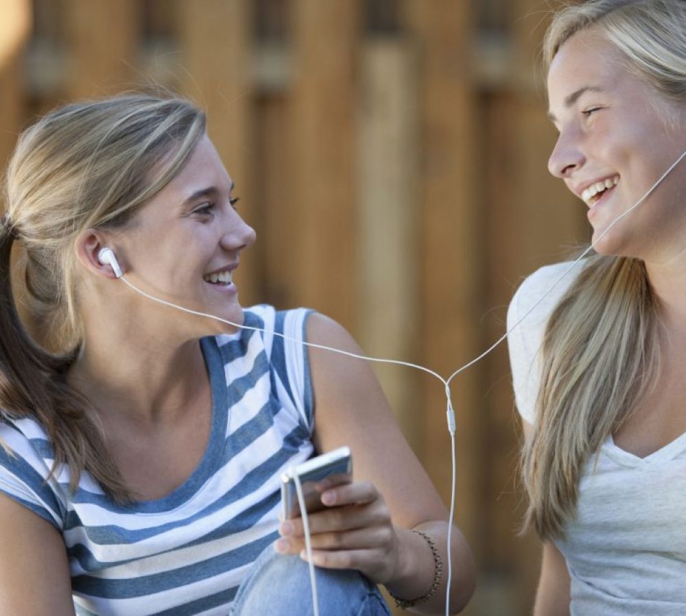 2-girls-listening-to-music-1024x682